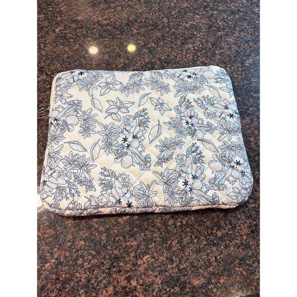 NWOT 13" Laptop Sleeve Quilted White with Blue Floral Print - Picture 2 of 9